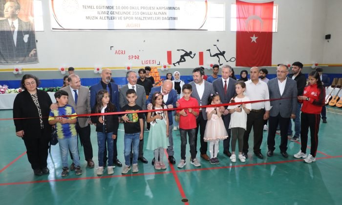 Ağrı’da spor malzemesi ve enstrüman dağıtım töreni düzenlendi