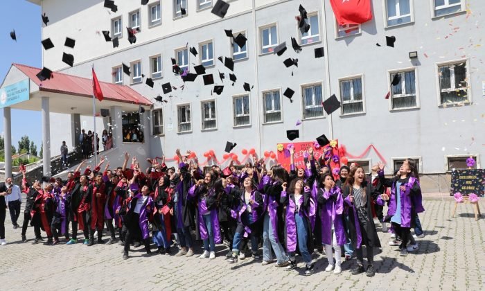 Ağrı’da öğrencilerin karne heyecanı