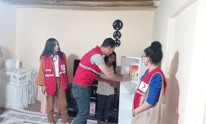 Kızılay çocuklara kitap ve kitaplık hediye etti