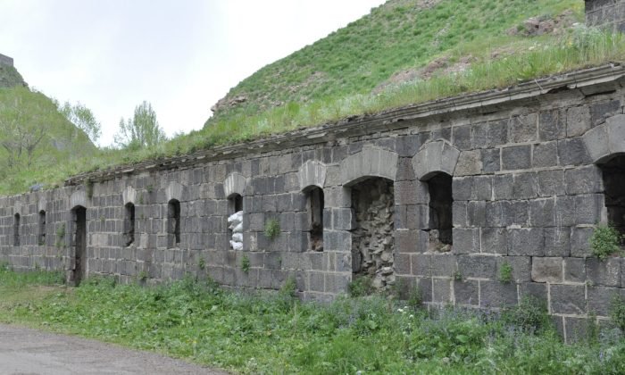 Kars Dereiçi’nde bulunan tarihi hamam yıkılıyor