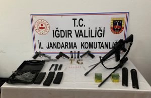 Ruhsatsız silahları restoranda satmaya çalışırken yakalandılar 1 AW652849 03