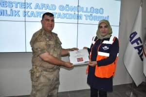 Kars’ta AFAD gönüllülerine sertifikaları verildi 5 AW653112 06