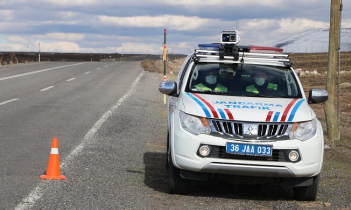 Kars’ta yerli mobil hız tespit sistemiyle jandarma uygulama yapıyor