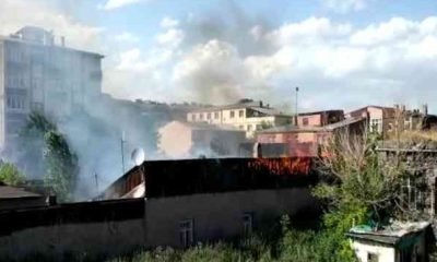 Kars’ta tarihi metruk binadaki yangın çevre evlere sıçradı