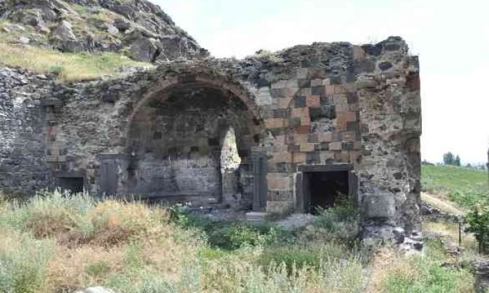 Kars’ta Defineciler Kiliseyi Kazdı  | Kars Haber