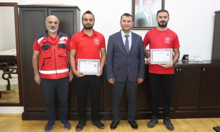 Kars’ta 2 sağlıkçıya başarı belgesi verildi
