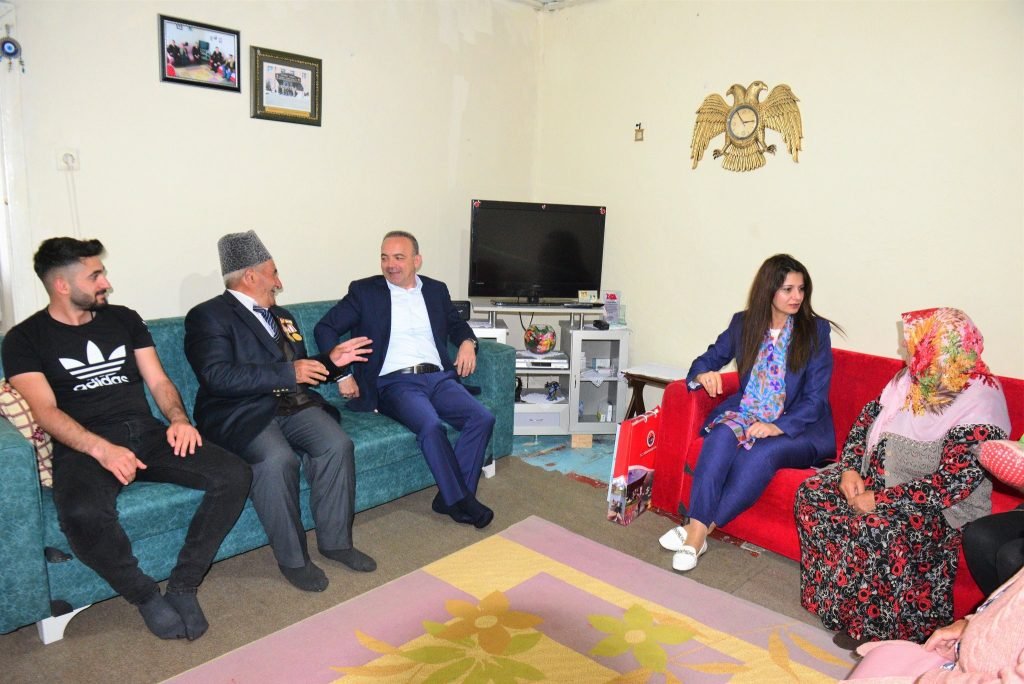 Vali Öner'den şehit ve gazi ailelerine bayram ziyareti 1 AW666145 01