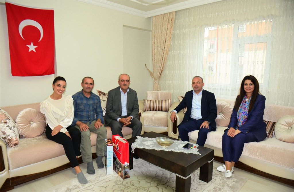 Vali Öner'den şehit ve gazi ailelerine bayram ziyareti 2 AW666145 02