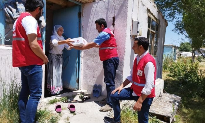 Kızılay kurban paylarını ailelere ulaştırmaya devam ediyor