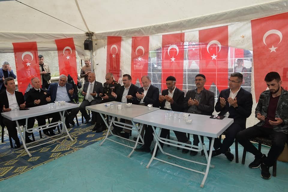 Şehit ailesine taziye ziyareti 1 AW666669 01