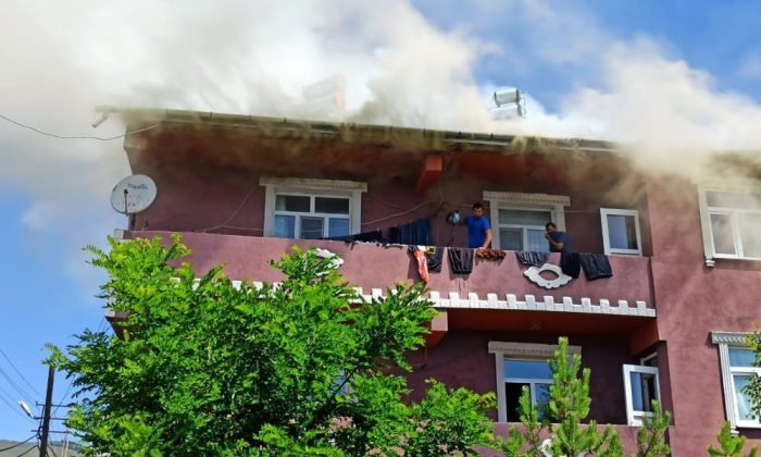 Köydeki evin çatısından çıkan yangın korkuttu
