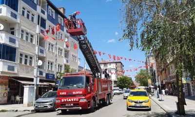 Kars’ta caddeler Türk Bayrağı ile donatıldı