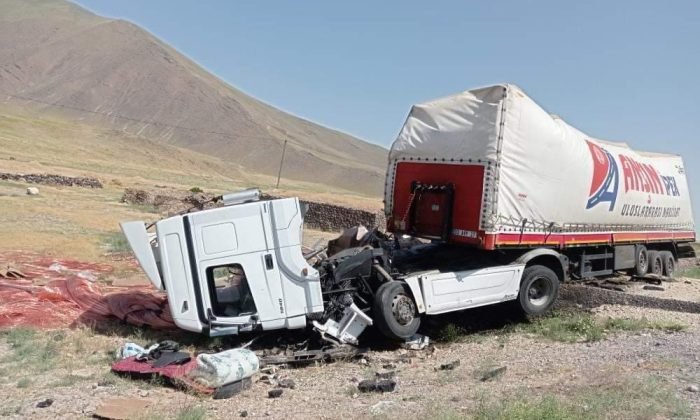Yoldan çıkan tırın çekici bölümü hurdaya döndü