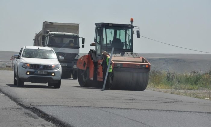 Kars-Arpaçay arasından yol çalışmaları sürüyor