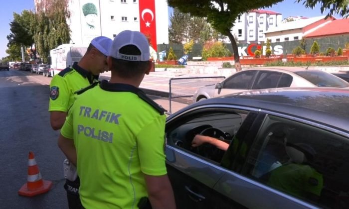 Kars’ta trafik uygulamaları sürüyor
