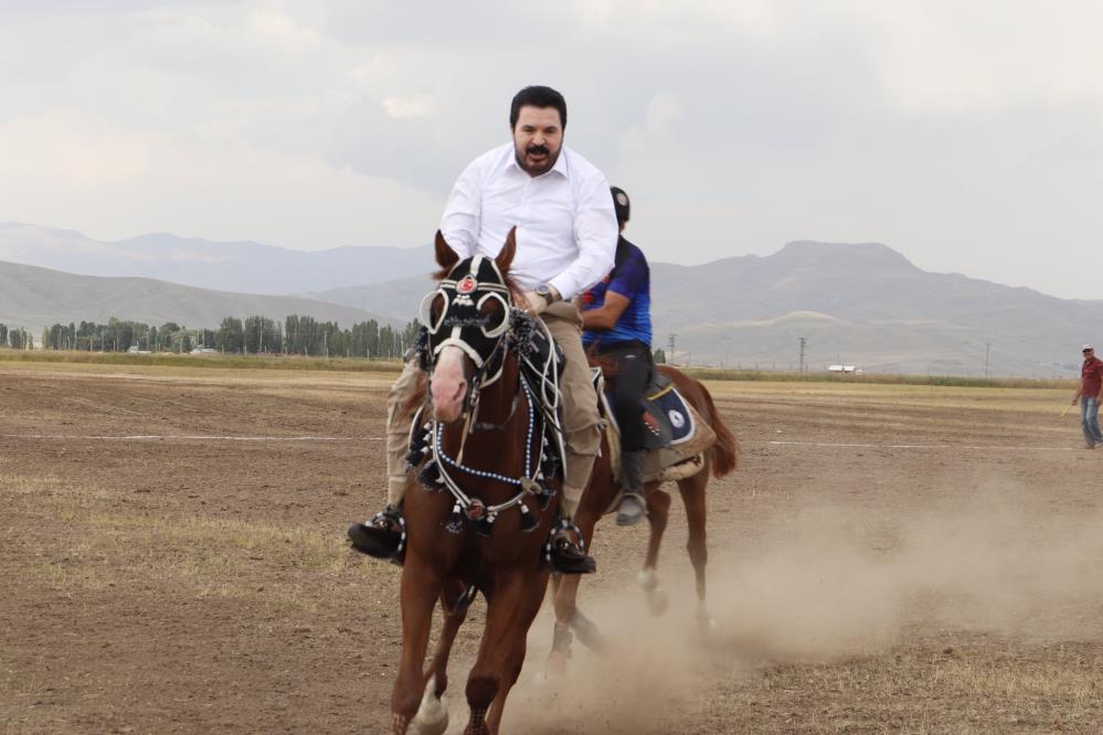 Ağrı'da Mahalli At Yarışları ve At Şenliği renkli görüntülere sahne oldu 3 AW679299 01