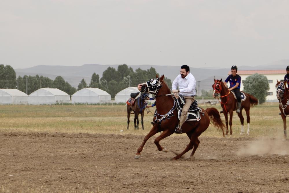 Ağrı'da Mahalli At Yarışları ve At Şenliği renkli görüntülere sahne oldu 4 AW679299 02