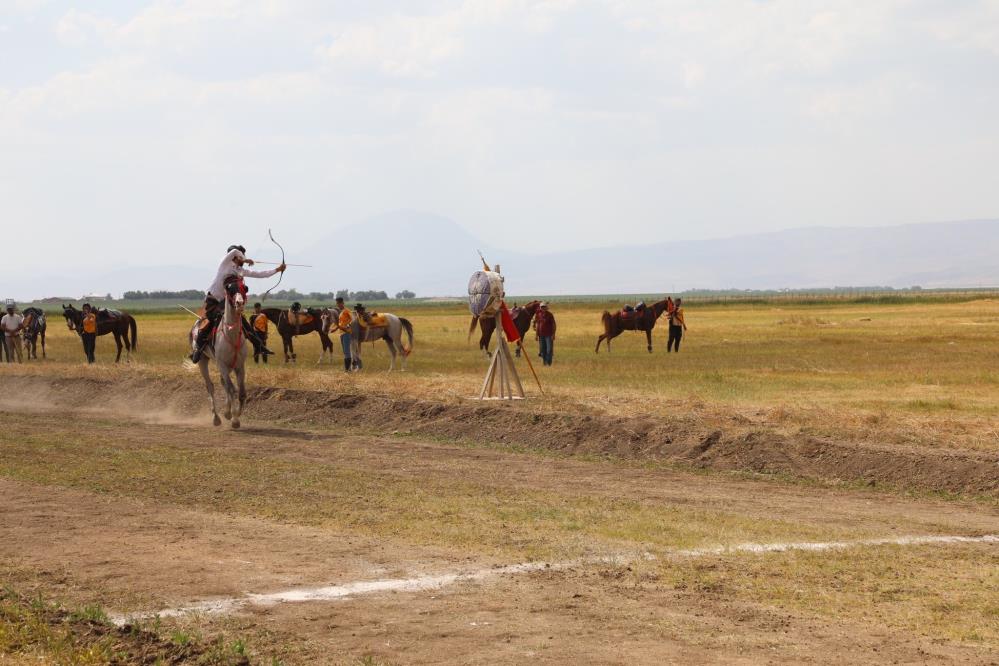 Ağrı'da Mahalli At Yarışları ve At Şenliği renkli görüntülere sahne oldu 5 AW679299 03