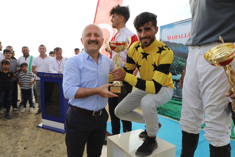 Ağrı'da Mahalli At Yarışları ve At Şenliği renkli görüntülere sahne oldu 1 AW679299 07