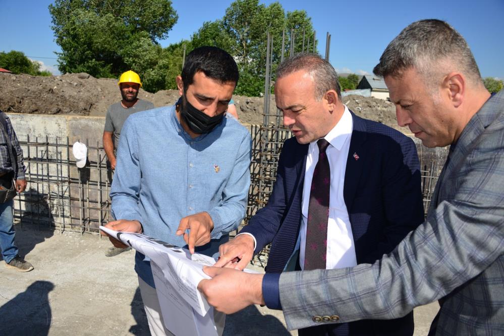 Vali Öner, Ardahan Tekstil Atölyesi inşaatında incelemelerde bulundu 1 AW679482 02