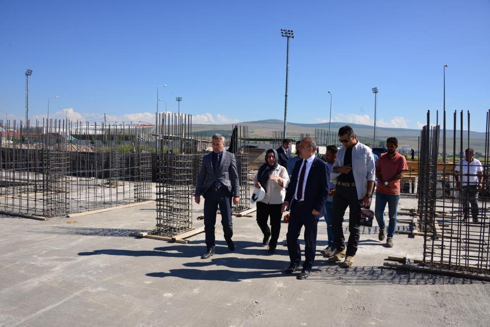 Vali Öner, Ardahan Tekstil Atölyesi inşaatında incelemelerde bulundu 2 AW679482 03