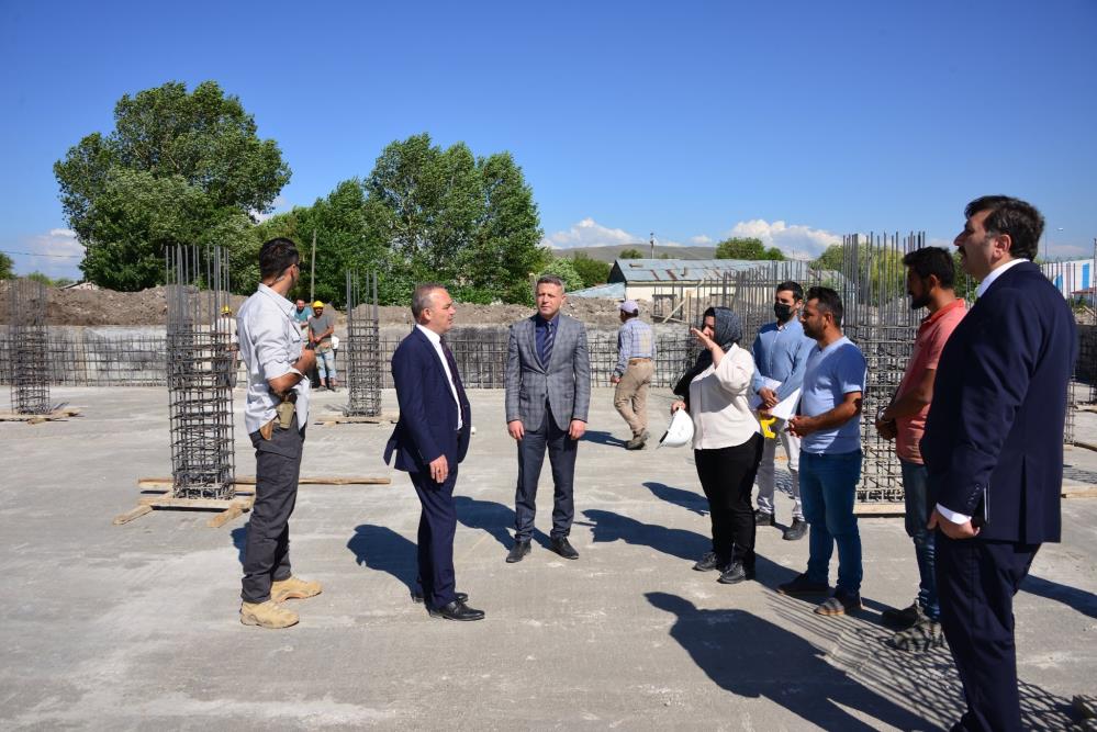 Vali Öner, Ardahan Tekstil Atölyesi inşaatında incelemelerde bulundu 3 AW679482 04