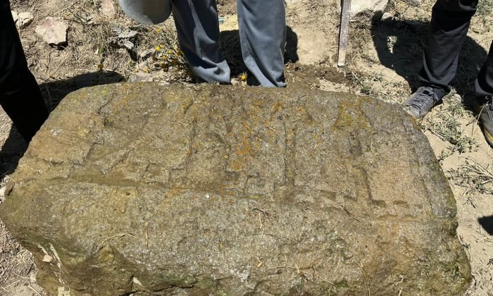 Sarıkamış’ta üzerinde insan figürleri bulunan taş ilgi odağı oldu