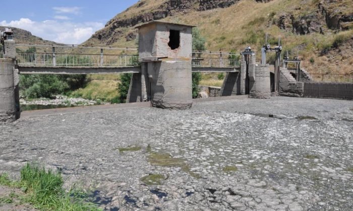 Kars Çayı’na Bırakılan Atıklar Barajda Toplandı