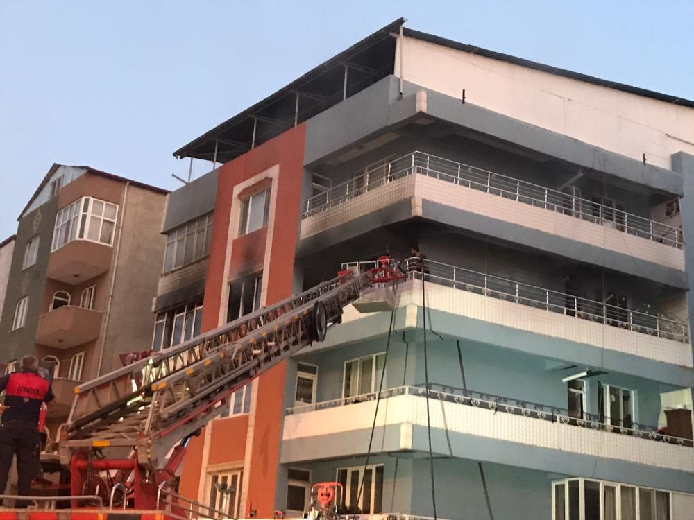 Iğdır’da çıkan yangında daire kullanılamaz hale geldi 2 AW683291 03