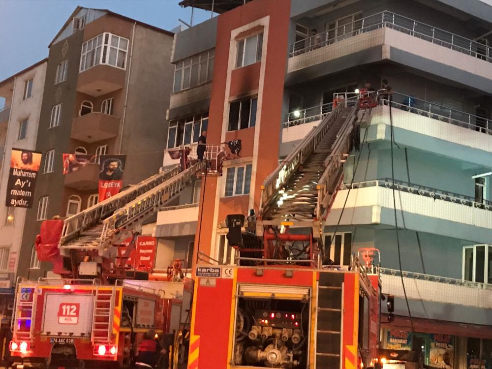 Iğdır’da çıkan yangında daire kullanılamaz hale geldi 3 AW683291 04