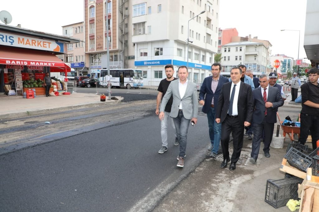 yol çalışmalarını yerinde gördü 1 AW685901 01