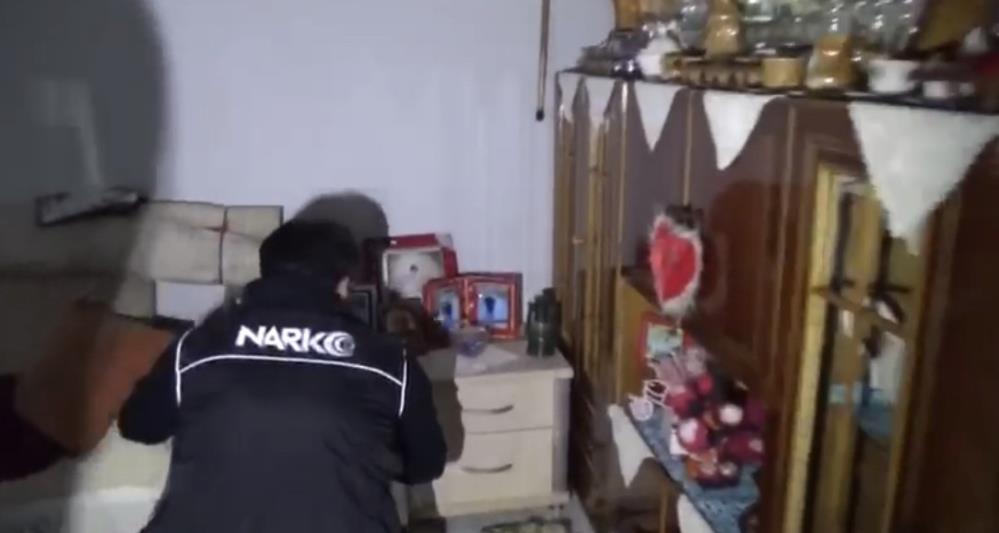Ağrı’daki eş zamanlı uyuşturucu operasyonunda 4 tutuklama 3 AW687294 04