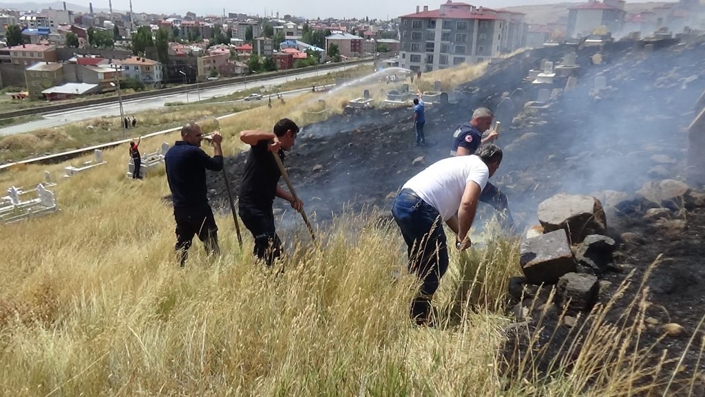 Kars’ta mezarlıkta yangın 1 AW688579 03