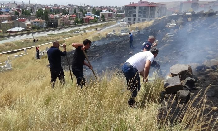 Kars’ta mezarlıkta yangın