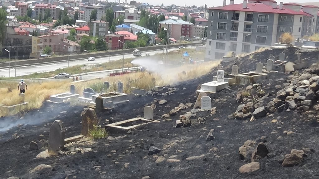 Kars’ta mezarlıkta yangın 2 AW688579 04
