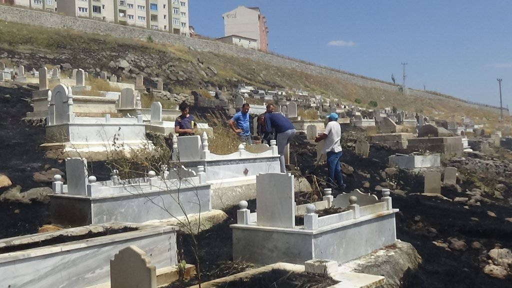 Kars’ta mezarlıkta yangın 3 AW688579 07