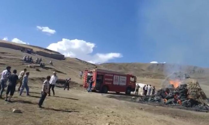 10 bin balya ot yanarak kül oldu