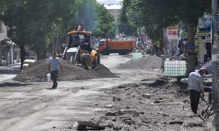 Kars’ta yol çalışmaları sürüyor