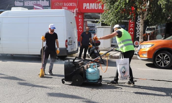Belediyenin asfalt yama çalışmaları devam ediyor