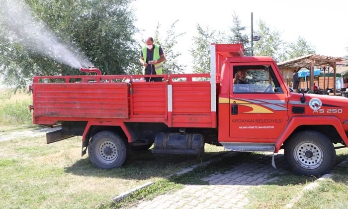 Belediye ekipleri park ve bahçelerde ilaçlama yaptı