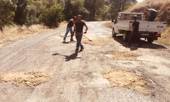 Kars’ta bozuk yolları santral çalışanları doldurdu