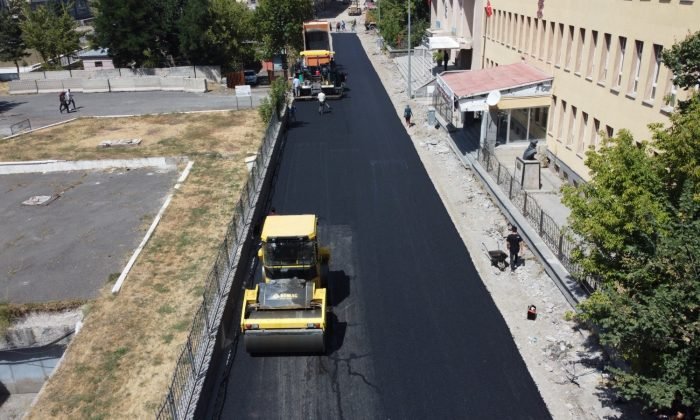 Kars’ta yollar yapılıyor, vatandaşların yüzü gülüyor