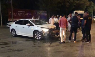 Dikkatsiz sürücüler kavşakta kafa kafaya çarpıştı