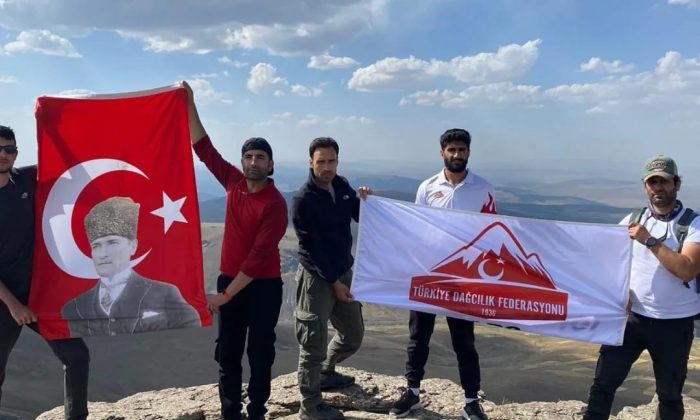 Dağcılar Zafer Bayramı’nı zirvede kutladı