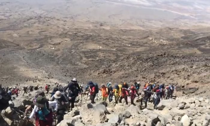 Ağrı Dağı’ndan düşen kayalar dağcıları korkuttu