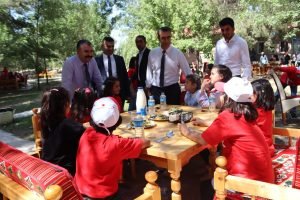 Ağrı'da minik eller, yetişkin gençler ve engelsiz yürekler zafer pikniğinde buluştu 2 AW701371 03