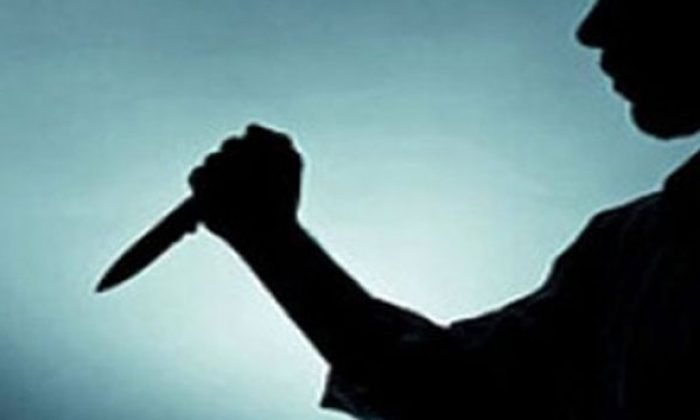 Annesiyle birlikte evde gördüğü adamı bıçaklayarak öldürdü