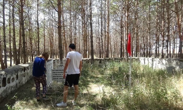 Duyarlı vatandaşlar Şehit yüzbaşının mezarının bakımını yapıyor