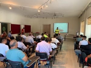 Kars’ta okul servisi şoförleri bilgilendirildi 2 AW706530 02