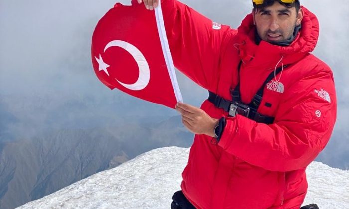 Ardahanlı dağcılar Gürcistan’ın en yüksek dağına çıktı